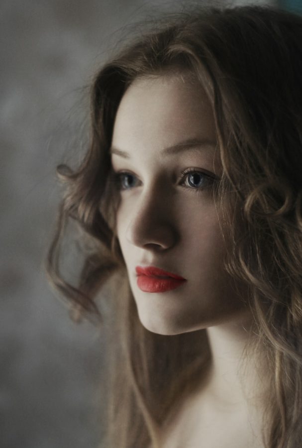 woman blonde hair and red lipstick